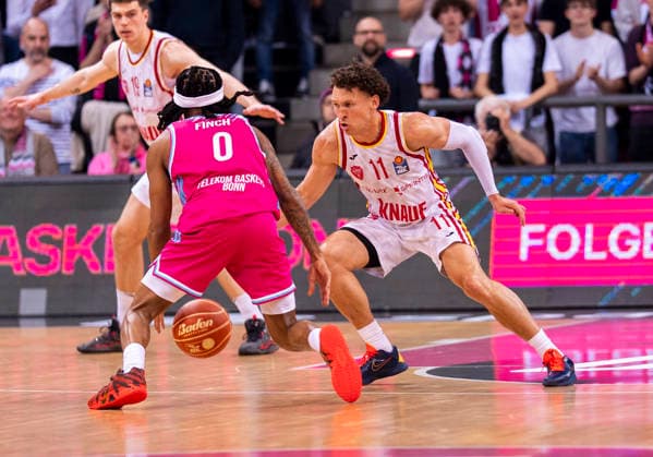 Zweikampf zwischen: Jalen Finch (Telekom Baskets Bonn, 0) und Brae Ivey (Fitness First Wuerzburg Baskets, 11) Telekom Baskets Bonn - Fitness First Würzburg Baskets 16.05.2026 Basketball, easyCredit Basketball Bundesliga, Playoffs, Viertelfinale Spiel 1, GER, Bonn, Telekom Dome Bonn Copyright: HMBxMedia xMarcoxBader
