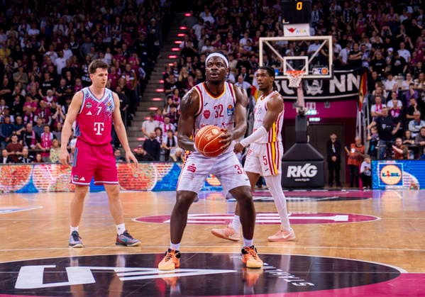 Charles Thompson (Fitness First Wuerzburg Baskets, 32) beim Freiwurf Telekom Baskets Bonn - Fitness First Würzburg Baskets 16.05.2026 Basketball, easyCredit Basketball Bundesliga, Playoffs, Viertelfinale Spiel 1, GER, Bonn, Telekom Dome Bonn Copyright: HMBxMedia xMarcoxBader