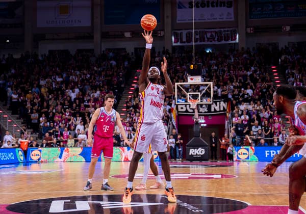 Charles Thompson (Fitness First Wuerzburg Baskets, 32) beim Freiwurf Telekom Baskets Bonn - Fitness First Würzburg Baskets 16.05.2026 Basketball, easyCredit Basketball Bundesliga, Playoffs, Viertelfinale Spiel 1, GER, Bonn, Telekom Dome Bonn Copyright: HMBxMedia xMarcoxBader