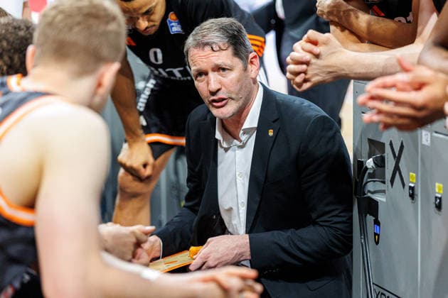 Ty Harrelson (ratiopharm Ulm, Trainer), Einzelbild, Einzelfoto, Portrait, Portraet, Auszeit, BMA365 Bamberg Baskets vs. ratiopharm Ulm, Basketball, easyCredit BBL, Playoff Viertelfinale, Spiel 1, 16.05.2026 BMA365 Bamberg Baskets vs. ratiopharm Ulm, Basketball, easyCredit BBL, Playoff Viertelfinale, Spiel 1, 16.05.2026 Bamberg Copyright: xEibner-Pressefoto G.xSantemizx EP_EER
