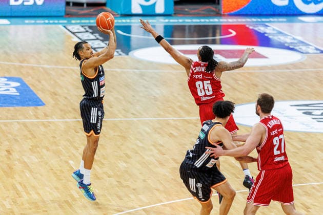 Nelson Weidemann (ratiopharm Ulm, 00), Austin Crowley (BMA365 Bamberg Baskets, 85), BMA365 Bamberg Baskets vs. ratiopharm Ulm, Basketball, easyCredit BBL, Playoff Viertelfinale, Spiel 1, 16.05.2026 BMA365 Bamberg Baskets vs. ratiopharm Ulm, Basketball, easyCredit BBL, Playoff Viertelfinale, Spiel 1, 16.05.2026 Bamberg Copyright: xEibner-Pressefoto G.xSantemizx EP_EER