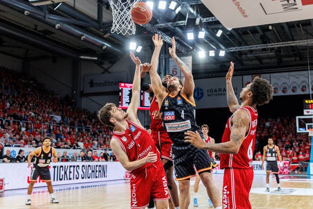 Zachary Ensminger (BMA365 Bamberg Baskets, 01), Ejiofor Onu (BMA365 Bamberg Baskets, 35), Christopher Ledlum (ratiopharm Ulm, 04), Demarcus Demonia (BMA365 Bamberg Baskets, 08), BMA365 Bamberg Baskets vs. ratiopharm Ulm, Basketball, easyCredit BBL, Playoff Viertelfinale, Spiel 1, 16.05.2026 BMA365 Bamberg Baskets vs. ratiopharm Ulm, Basketball, easyCredit BBL, Playoff Viertelfinale, Spiel 1, 16.05.2026 Bamberg Copyright: xEibner-Pressefoto G.xSantemizx EP_EER