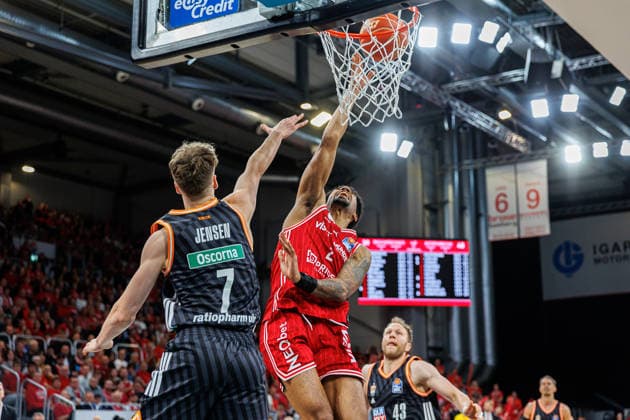Tobias Jensen (ratiopharm Ulm, 07), Ibi Watson (BMA365 Bamberg Baskets, 02), BMA365 Bamberg Baskets vs. ratiopharm Ulm, Basketball, easyCredit BBL, Playoff Viertelfinale, Spiel 1, 16.05.2026 BMA365 Bamberg Baskets vs. ratiopharm Ulm, Basketball, easyCredit BBL, Playoff Viertelfinale, Spiel 1, 16.05.2026 Bamberg Copyright: xEibner-Pressefoto G.xSantemizx EP_EER