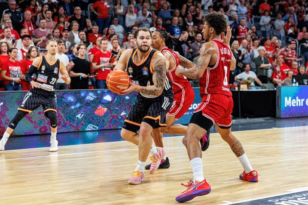 Christopher Ledlum (ratiopharm Ulm, 04), Demarcus Demonia (BMA365 Bamberg Baskets, 08), BMA365 Bamberg Baskets vs. ratiopharm Ulm, Basketball, easyCredit BBL, Playoff Viertelfinale, Spiel 1, 16.05.2026 BMA365 Bamberg Baskets vs. ratiopharm Ulm, Basketball, easyCredit BBL, Playoff Viertelfinale, Spiel 1, 16.05.2026 Bamberg Copyright: xEibner-Pressefoto G.xSantemizx EP_EER