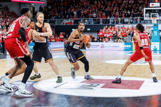 Ejiofor Onu (BMA365 Bamberg Baskets, 35), Ibi Watson (BMA365 Bamberg Baskets, 02), Christian Sengfelder (ratiopharm Ulm, 43), Justin Simon (ratiopharm Ulm, 15), Austin Crowley (BMA365 Bamberg Baskets, 85), BMA365 Bamberg Baskets vs. ratiopharm Ulm, Basketball, easyCredit BBL, Playoff Viertelfinale, Spiel 1, 16.05.2026 BMA365 Bamberg Baskets vs. ratiopharm Ulm, Basketball, easyCredit BBL, Playoff Viertelfinale, Spiel 1, 16.05.2026 Bamberg Copyright: xEibner-Pressefoto G.xSantemizx EP_EER