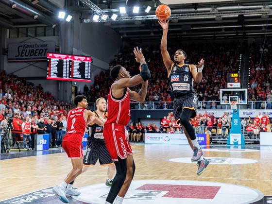 Ejiofor Onu (BMA365 Bamberg Baskets, 35), Justin Simon (ratiopharm Ulm, 15), BMA365 Bamberg Baskets vs. ratiopharm Ulm, Basketball, easyCredit BBL, Playoff Viertelfinale, Spiel 1, 16.05.2026 BMA365 Bamberg Baskets vs. ratiopharm Ulm, Basketball, easyCredit BBL, Playoff Viertelfinale, Spiel 1, 16.05.2026 Bamberg Copyright: xEibner-Pressefoto G.xSantemizx EP_EER