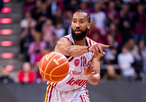 Davion Mintz (Fitness First Wuerzburg Baskets, 10) mit einem Pass Telekom Baskets Bonn - Fitness First Würzburg Baskets 16.05.2026 Basketball, easyCredit Basketball Bundesliga, Playoffs, Viertelfinale Spiel 1, GER, Bonn, Telekom Dome Bonn Copyright: HMBxMedia xMarcoxBader