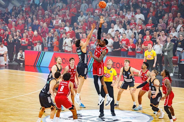 Thomas Klepeisz (ratiopharm Ulm, 22), Ejiofor Onu (BMA365 Bamberg Baskets, 35), Robert Lottermoser (Schiedsrichter), BMA365 Bamberg Baskets vs. ratiopharm Ulm, Basketball, easyCredit BBL, Playoff Viertelfinale, Spiel 1, 16.05.2026 BMA365 Bamberg Baskets vs. ratiopharm Ulm, Basketball, easyCredit BBL, Playoff Viertelfinale, Spiel 1, 16.05.2026 Bamberg Copyright: xEibner-Pressefoto G.xSantemizx EP_EER
