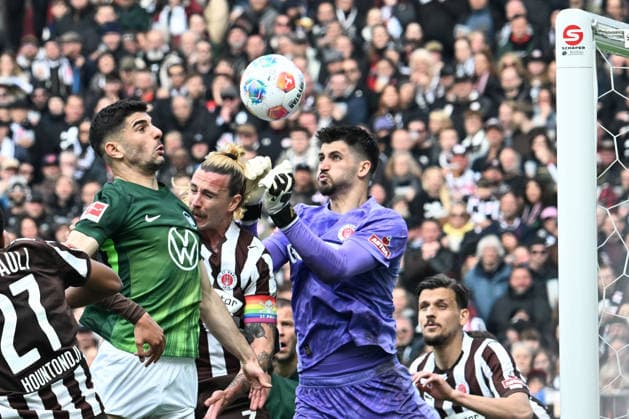 Konstantinos Koulierakis (VFL Wolfsburg 4) erzielt per Kopf das 0:1 gegen Torwart Nikola Vasilj (FC St Pauli 22), FC St Pauli - VFL Wolfsburg, Fussball, Bundesliga, DFL, 16.05.2026 DFB regulations prohibit any use of photographs as image sequences and or quasi-video Hamburg Hamburg Deutschland *** Konstantinos Koulierakis VFL Wolfsburg 4 scores the 0 1 with his head against goalkeeper Nikola Vasilj FC St Pauli 22 , FC St Pauli VFL Wolfsburg, Football, Bundesliga, DFL, 16 05 2026 DFB regulations prohibit any use of photographs as image sequences and or quasi video Hamburg Hamburg Germany Copyright: xkolbert-press BurghardxSchreyerx
