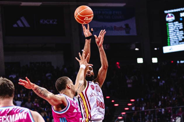 easyCredit Basketball Bundesliga, Playoff-Viertelfinale: Telekom Baskets Bonn vs. Fitness First Baskets Würzburg, 16.05.2026 Davion Mintz (Würzburg 10) und Patrick Heckmann (Telekom Baskets Bonn 33) - easyCredit Basketball Bundesliga, Playoff-Viertelfinale: Telekom Baskets Bonn vs. Fitness First Baskets Würzburg, 16.05.2026, Telekom Dome Bonn Copyright: xBEAUTIFULxSPORTS Derixx