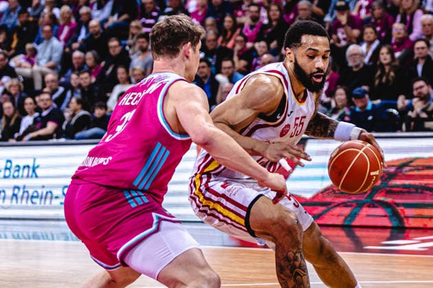easyCredit Basketball Bundesliga, Playoff-Viertelfinale: Telekom Baskets Bonn vs. Fitness First Baskets Würzburg, 16.05.2026 David Muenkat (Würzburg 55) und Patrick Heckmann (Telekom Baskets Bonn 33) - easyCredit Basketball Bundesliga, Playoff-Viertelfinale: Telekom Baskets Bonn vs. Fitness First Baskets Würzburg, 16.05.2026, Telekom Dome Bonn Copyright: xBEAUTIFULxSPORTS Derixx
