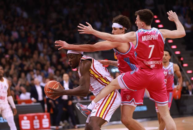Charles Thompson (Würzburg) am Ball gegen Michael Kessens (Bonn) und Grayson Murphy (Bonn), Bonn, Deutschland, 16.05.2026, Basketball Bundesliga, 1. Viertelfinale, Telekom Baskets Bonn vs Fitness First Würzburg Baskets *** Charles Thompson Würzburg on the ball against Michael Kessens Bonn and Grayson Murphy Bonn , Bonn, Germany, 16 05 2026, Basketball Bundesliga, 1 Quarterfinals, Telekom Baskets Bonn vs Fitness First Würzburg Baskets