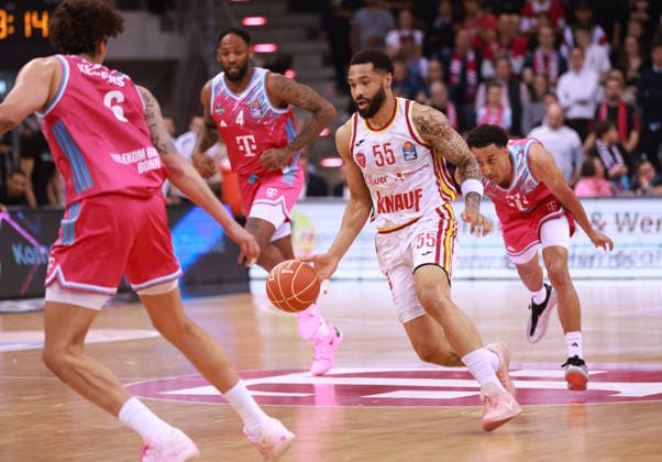 David Muenkat (Würzburg) am Ball gegen Michael Kessens (Bonn, L), Bonn, Deutschland, 16.05.2026, Basketball Bundesliga, 1. Viertelfinale, Telekom Baskets Bonn vs Fitness First Würzburg Baskets