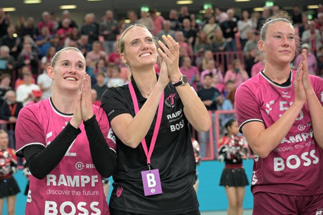 Selina Lindemann (TusSies Metzingen, 02), Miriam Hirsch (TusSies Metzingen, Trainerin) und Carolin Huebner (TusSies Metzingen, 56) bedanken sich bei den Fans TusSies Metzingen vs. Union Neckarsulm , Handball, Alsco HBF, 5. Play-Off Ligaspieltag, Saison 2025 2026, 16.05.2026 TusSies Metzingen vs. Sport-Union Neckarsulm , Handball, Alsco HBF, 5. Play-Off Ligaspieltag, Saison 2025 2026, 16.05.2026 Tuebingen Copyright: xEibner-Pressefoto TobiasxBaurx EP_TBR