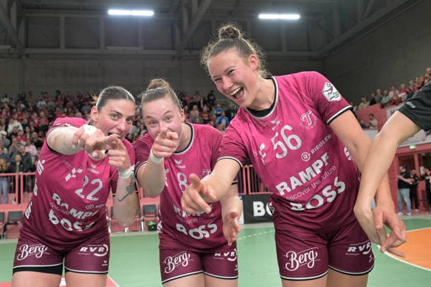 Jubelt nach dem Spielende bei Gabriela Clausson Bitolo (TusSies Metzingen, 22), Ida Petzold (TusSies Metzingen, 08) und Carolin Huebner (TusSies Metzingen, 56) TusSies Metzingen vs. Union Neckarsulm , Handball, Alsco HBF, 5. Play-Off Ligaspieltag, Saison 2025 2026, 16.05.2026 TusSies Metzingen vs. Sport-Union Neckarsulm , Handball, Alsco HBF, 5. Play-Off Ligaspieltag, Saison 2025 2026, 16.05.2026 Tuebingen Copyright: xEibner-Pressefoto TobiasxBaurx EP_TBR