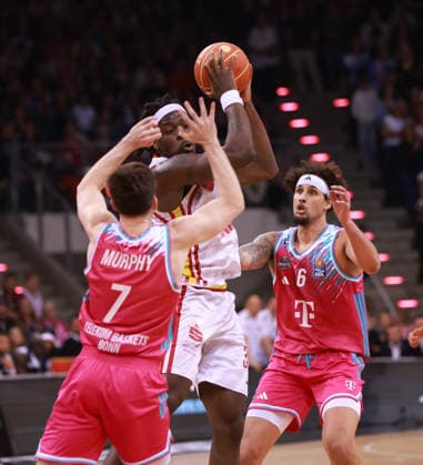 Charles Thompson (Würzburg) am Ball gegen Michael Kessens (Bonn) und Grayson Murphy (Bonn), Bonn, Deutschland, 16.05.2026, Basketball Bundesliga, 1. Viertelfinale, Telekom Baskets Bonn vs Fitness First Würzburg Baskets