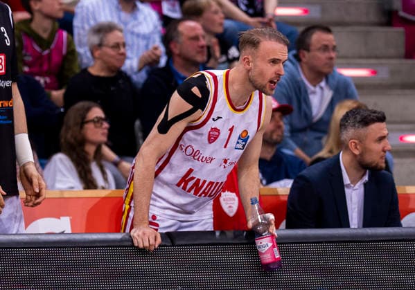 Lukas Herzog (Fitness First Wuerzburg Baskets, 1) ruft etwas von der Bank aus rein. Telekom Baskets Bonn - Fitness First Würzburg Baskets 16.05.2026 Basketball, easyCredit Basketball Bundesliga, Playoffs, Viertelfinale Spiel 1, GER, Bonn, Telekom Dome Bonn Copyright: HMBxMedia xMarcoxBader