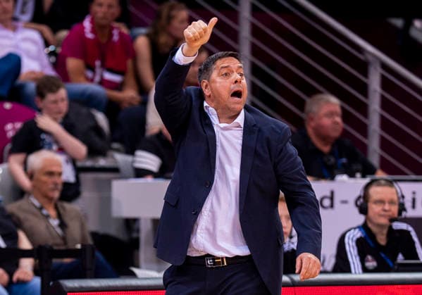 Sasa Filipovski (Fitness First Wuerzburg Baskets, Headcoach, Coach, Trainer) gibt Anweisungen, gestikuliert, mit den Armen gestikulieren gives instructions, gesticulate, gesticolando, emotionen Telekom Baskets Bonn - Fitness First Würzburg Baskets 16.05.2026 Basketball, easyCredit Basketball Bundesliga, Playoffs, Viertelfinale Spiel 1, GER, Bonn, Telekom Dome Bonn Copyright: HMBxMedia xMarcoxBader