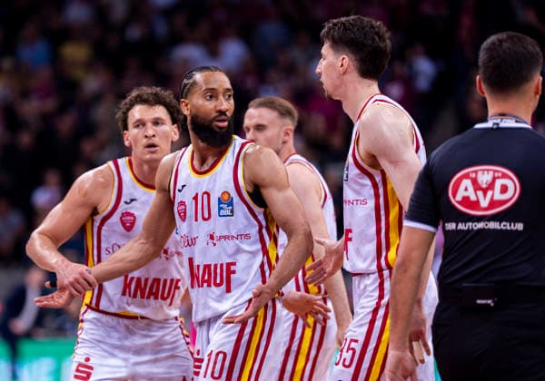 Davion Mintz (Fitness First Wuerzburg Baskets, 10) diskutiert in Richtung des Schiedsrichters. Seine Mitspieler halten ihn weg Telekom Baskets Bonn - Fitness First Würzburg Baskets 16.05.2026 Basketball, easyCredit Basketball Bundesliga, Playoffs, Viertelfinale Spiel 1, GER, Bonn, Telekom Dome Bonn Copyright: HMBxMedia xMarcoxBader