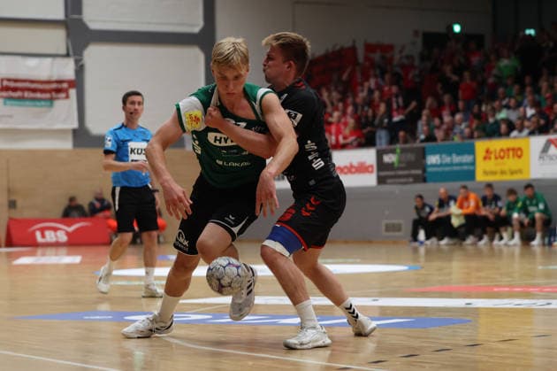16.05.2026, Handball, Herren, 3. Liga, Saison 2025 2026, Aufstiegsrunde, HG Saarlouis - ASV Hamm-Westfalen, Zeb Bjerneld (HG Saarlouis), Benedikt Kühn (ASV Hamm-Westfalen) Saarlouis Stadtgartenhalle Saarland Deutschland (DEU) Copyright: xSebastianxBachx