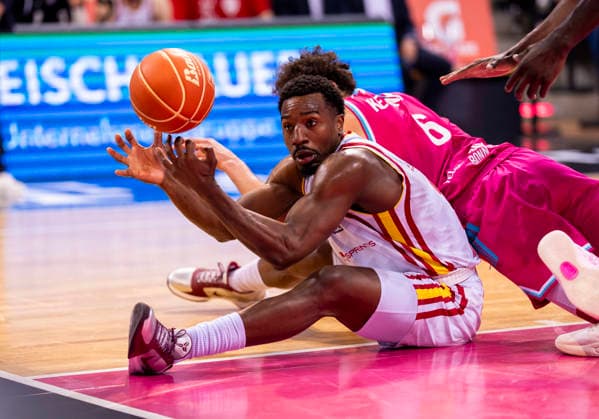 Johnathan Stove (Fitness First Wuerzburg Baskets, 22) kämpft am Boden liegend um den Ball Telekom Baskets Bonn - Fitness First Würzburg Baskets 16.05.2026 Basketball, easyCredit Basketball Bundesliga, Playoffs, Viertelfinale Spiel 1, GER, Bonn, Telekom Dome Bonn Copyright: HMBxMedia xMarcoxBader