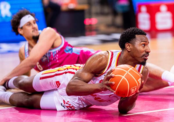 Johnathan Stove (Fitness First Wuerzburg Baskets, 22) hat am Boden liegend den Ball Telekom Baskets Bonn - Fitness First Würzburg Baskets 16.05.2026 Basketball, easyCredit Basketball Bundesliga, Playoffs, Viertelfinale Spiel 1, GER, Bonn, Telekom Dome Bonn Copyright: HMBxMedia xMarcoxBader