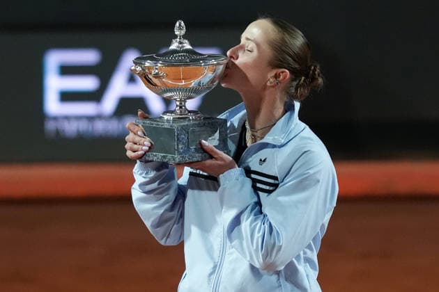 Elina Svitolina of Ukraine kisses the trophy after winning the Internazionali BNL d Italia 2026 tennis tournament final at Foro Italico in Rome (Italy) on May, 16, 2026. AntoniettaxBaldassarre