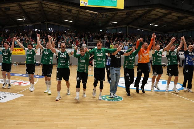16.05.2026, Handball, Herren, 3. Liga, Saison 2025 2026, Aufstiegsrunde, HG Saarlouis - ASV Hamm-Westfalen, Die Mannschaft (HG Saarlouis) feiert den Sieg Saarlouis Stadtgartenhalle Saarland Deutschland (DEU) Copyright: xSebastianxBachx