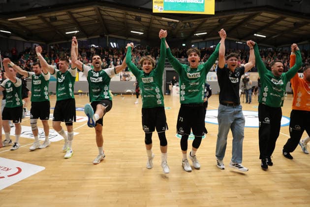 16.05.2026, Handball, Herren, 3. Liga, Saison 2025 2026, Aufstiegsrunde, HG Saarlouis - ASV Hamm-Westfalen, Die Mannschaft (HG Saarlouis) feiert den Sieg Saarlouis Stadtgartenhalle Saarland Deutschland (DEU) Copyright: xSebastianxBachx