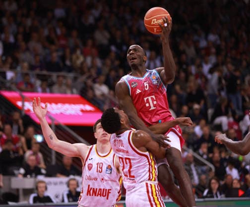 Tylan Birts (Bonn) am Ball gegen Johnathan Stove (Würzburg) und Christian Skladanowski (Würzburg), Bonn, Deutschland, 16.05.2026, Basketball Bundesliga, 1. Viertelfinale, Telekom Baskets Bonn vs Fitness First Würzburg Baskets