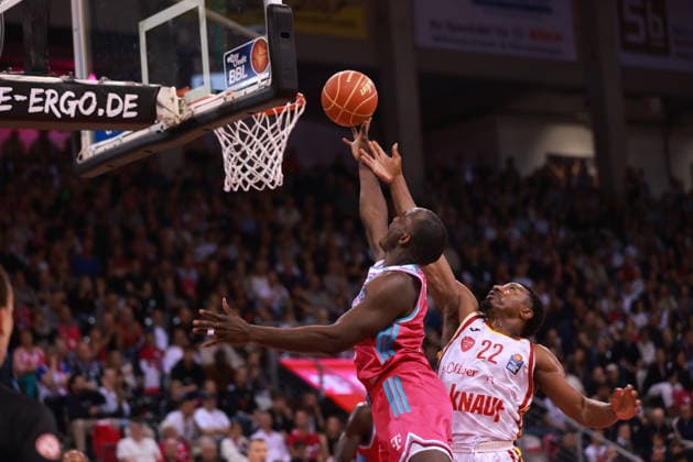 Tylan Birts (Bonn) am Ball gegen Johnathan Stove (Würzburg), Bonn, Deutschland, 16.05.2026, Basketball Bundesliga, 1. Viertelfinale, Telekom Baskets Bonn vs Fitness First Würzburg Baskets