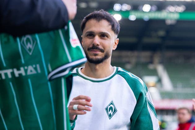 16.05.2026, 34. Spieltag in der 1. Fussball Bundesliga, SV Werder Bremen - Borussia Dortmund. Leonardo Bittencourt (SV Werder Bremen) geht zu den Fans und gibt Autogramme. Bremen Weserstadion Bremen Deutschland xRHR-FOTO DEx Copyright: DennisxEwert RHR-FOTOx RHR-FOTO DE