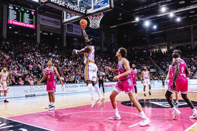 easyCredit Basketball Bundesliga, Playoff-Viertelfinale: Telekom Baskets Bonn vs. Fitness First Baskets Würzburg, 16.05.2026 Eddy Edigin Jr. (Würzburg 27) punktet am Korb - easyCredit Basketball Bundesliga, Playoff-Viertelfinale: Telekom Baskets Bonn vs. Fitness First Baskets Würzburg, 16.05.2026, Telekom Dome Bonn Copyright: xBEAUTIFULxSPORTS Derixx