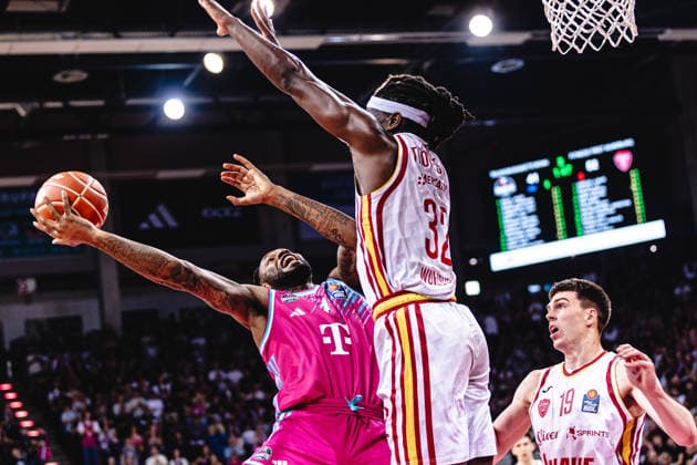 easyCredit Basketball Bundesliga, Playoff-Viertelfinale: Telekom Baskets Bonn vs. Fitness First Baskets Würzburg, 16.05.2026 Jeff Garrett Jr. (Telekom Baskets Bonn 4) gegen Charles Thompson (Würzburg 32) - easyCredit Basketball Bundesliga, Playoff-Viertelfinale: Telekom Baskets Bonn vs. Fitness First Baskets Würzburg, 16.05.2026, Telekom Dome Bonn Copyright: xBEAUTIFULxSPORTS Derixx