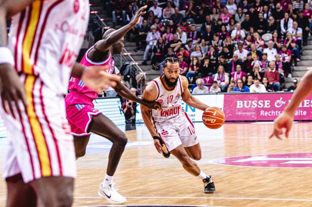 easyCredit Basketball Bundesliga, Playoff-Viertelfinale: Telekom Baskets Bonn vs. Fitness First Baskets Würzburg, 16.05.2026 Davion Mintz (Würzburg 10) und Kur Jongkuch (Telekom Baskets Bonn 15) - easyCredit Basketball Bundesliga, Playoff-Viertelfinale: Telekom Baskets Bonn vs. Fitness First Baskets Würzburg, 16.05.2026, Telekom Dome Bonn Copyright: xBEAUTIFULxSPORTS Derixx