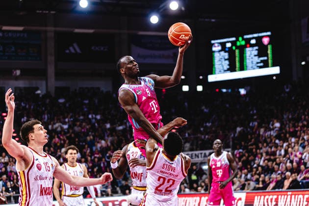easyCredit Basketball Bundesliga, Playoff-Viertelfinale: Telekom Baskets Bonn vs. Fitness First Baskets Würzburg, 16.05.2026 Tylan Birts (Telekom Baskets Bonn 5) gegen Johnathan Stove (Würzburg 22) - easyCredit Basketball Bundesliga, Playoff-Viertelfinale: Telekom Baskets Bonn vs. Fitness First Baskets Würzburg, 16.05.2026, Telekom Dome Bonn Copyright: xBEAUTIFULxSPORTS Derixx