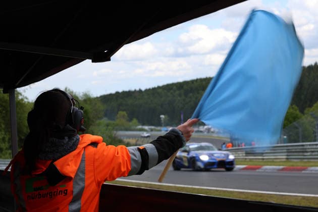 Nürburg, Deutschland 14.-17. Mai 2026: ADAC Ravenol 24h Rennen Nürburgring - 2026 - Samstag Rennen Schwalbenschwanz Im Bild: Marshal, Blue Flag, Waving, Nürburgring Rheinland Pfalz Copyright: xFotostandx xFabianxWernerx