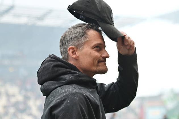 GER; 1. FBL, FC St. Pauli vs VfL Wolfsburg 16.05.2026, GER; 1. FBL, FC St. Pauli vs VfL Wolfsburg im Bild Trainer Alexander Blessin (Pauli 25_26) zeiht vor den Fans die Muetze *** GER 1 FBL, FC St Pauli vs VfL Wolfsburg 16 05 2026, GER 1 FBL, FC St Pauli vs VfL Wolfsburg in the picture Coach Alexander Blessin Pauli 25 26 shows his cap in front of the fans nordphotoxGmbH xWitke nph00002