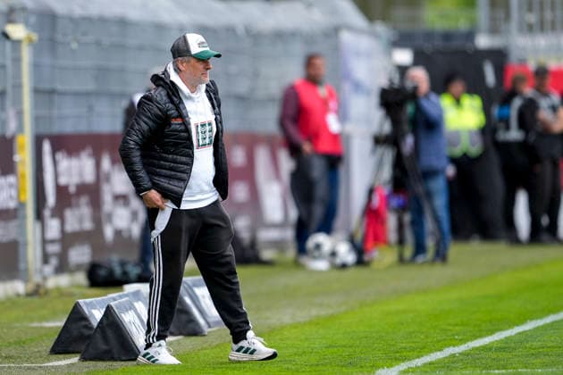 Roland Seitz (Trainer, Cheftrainer, FC 08 Homburg), Freisteller, Ganzkörper, Einzelbild, Einzelfoto, Aktion, Action, am Spielfeldrand, an der Seitenauslinie, 16.05.2026, Sandhausen (Deutschland), Fussball, Regionalliga Südwest, SV Sandhausen - FC 08 Homburg