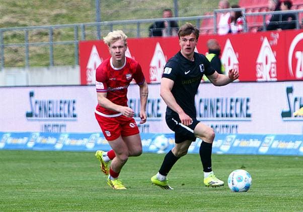 Julian Bell (Leipzig) am Ball , links Luca Prasse (Zwickau) Fußball Regionalliga Nordost 2025 26 FSV Zwickau - Chemie Leipzig 1:0 am 16.5.2026 FSV Zwickau - Chemie Leipzig