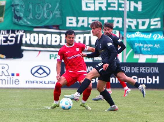 Anton Bulland (Leipzig) am Ball , dahinter Andrej Startsev (Zwickau) Fußball Regionalliga Nordost 2025 26 FSV Zwickau - Chemie Leipzig 1:0 am 16.5.2026 FSV Zwickau - Chemie Leipzig