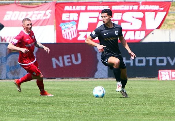 Marc Enke (Leipzig) am Ball, dahinter Marc-Philipp Zimmermann (Zwickau) Fußball Regionalliga Nordost 2025 26 FSV Zwickau - Chemie Leipzig 1:0 am 16.5.2026 FSV Zwickau - Chemie Leipzig