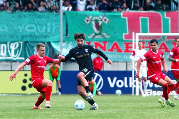 Nils Lihsek (Leipzig) am Ball , links Daniel Haubner (Zwickau) , rechts Andrej Startsev (Zwickau) Fußball Regionalliga Nordost 2025 26 FSV Zwickau - Chemie Leipzig 1:0 am 16.5.2026 FSV Zwickau - Chemie Leipzig