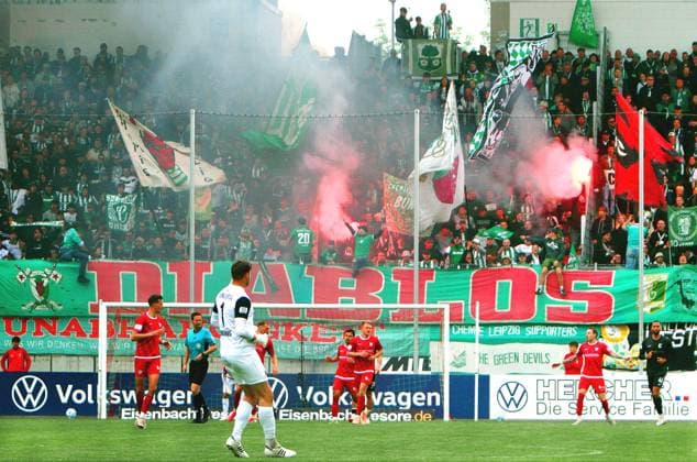 Pyrotechnik im Leipziger Fanblock Fußball Regionalliga Nordost 2025 26 FSV Zwickau - Chemie Leipzig 1:0 am 16.5.2026 FSV Zwickau - Chemie Leipzig
