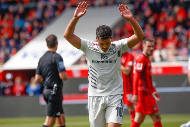 Fussball, 1. Bundesliga, 34. Spieltag, 2025 2026, 1. FC Heidenheim vs. 1. FSV Mainz 05, 16.05.2026, Voith-Arena, Heidenheim, Deutschland, Nadiem AMIRI 1. FSV Mainz 05 10 entschuldigt sich bei den Heidenheimer Fans mit erhobenen Armen Heidenheim Voith-Arena Baden-Württemberg Deutschland Copyright: xGaetanoxDixRosax