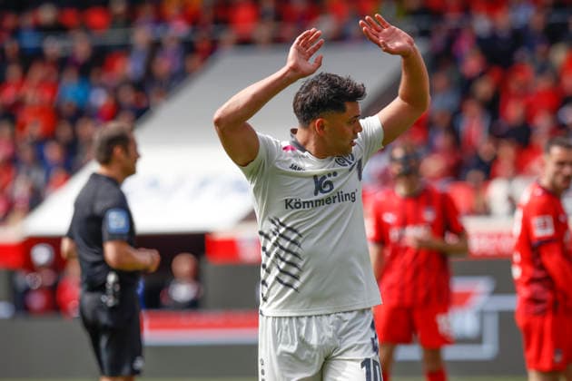 Fussball, 1. Bundesliga, 34. Spieltag, 2025 2026, 1. FC Heidenheim vs. 1. FSV Mainz 05, 16.05.2026, Voith-Arena, Heidenheim, Deutschland, Nadiem AMIRI 1. FSV Mainz 05 10 entschuldigt sich bei den Heidenheimer Fans mit erhobenen Armen Heidenheim Voith-Arena Baden-Württemberg Deutschland Copyright: xGaetanoxDixRosax