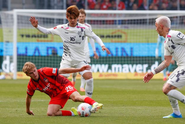 Fussball, 1. Bundesliga, 34. Spieltag, 2025 2026, 1. FC Heidenheim vs. 1. FSV Mainz 05, 16.05.2026, Voith-Arena, Heidenheim, Deutschland, Hennes BEHRENS 1. FC Heidenheim 26 li. im Zweikampf mit Kaishu SANO 1. FSV Mainz 05 6 Heidenheim Voith-Arena Baden-Württemberg Deutschland Copyright: xGaetanoxDixRosax