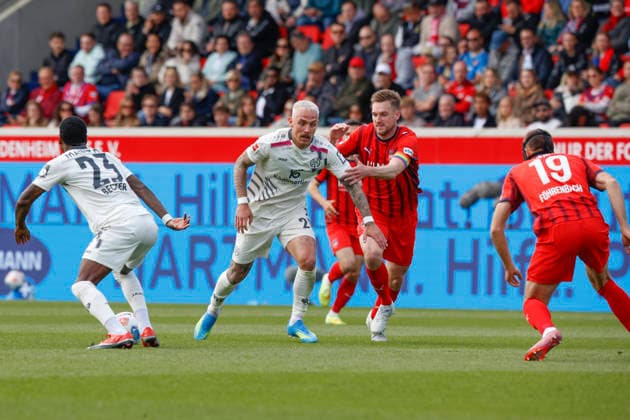 Fussball, 1. Bundesliga, 34. Spieltag, 2025 2026, 1. FC Heidenheim vs. 1. FSV Mainz 05, 16.05.2026, Voith-Arena, Heidenheim, Deutschland, Phillipp TIETZ 1. FSV Mainz 05 20 Mitte im Zweikampf mit Patrick MAINKA 1. FC Heidenheim 6 re., li. Sheraldo BECKER 1. FSV Mainz 05 23 und re. außen Jonas FÖHRENBACH 1. FC Heidenheim 19 Heidenheim Voith-Arena Baden-Württemberg Deutschland Copyright: xGaetanoxDixRosax