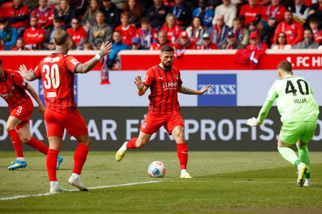 Fussball, 1. Bundesliga, 34. Spieltag, 2025 2026, 1. FC Heidenheim vs. 1. FSV Mainz 05, 16.05.2026, Voith-Arena, Heidenheim, Deutschland, Niklas DORSCH 1. FC Heidenheim 30 li. und Marnon BUSCH 1. FC Heidenheim 2 Mitte alles unter Kontrolle, re. Torwart Frank FELLER 1. FC Heidenheim 40 Heidenheim Voith-Arena Baden-Württemberg Deutschland Copyright: xGaetanoxDixRosax