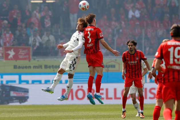 Fussball, 1. Bundesliga, 34. Spieltag, 2025 2026, 1. FC Heidenheim vs. 1. FSV Mainz 05, 16.05.2026, Voith-Arena, Heidenheim, Deutschland, Kaishu SANO 1. FSV Mainz 05 6 li. im Luftkampf mit Jan SCHÖPPNER 1. FC Heidenheim 3 Heidenheim Voith-Arena Baden-Württemberg Deutschland Copyright: xGaetanoxDixRosax